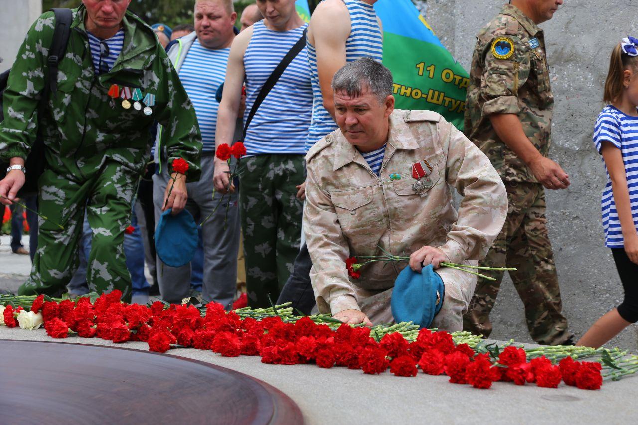 Фото «Сильные мужчины тоже плачут» Новосибирские десантники с размахом празднуют День ВДВ. Трогательные кадры с Монумента Славы 18